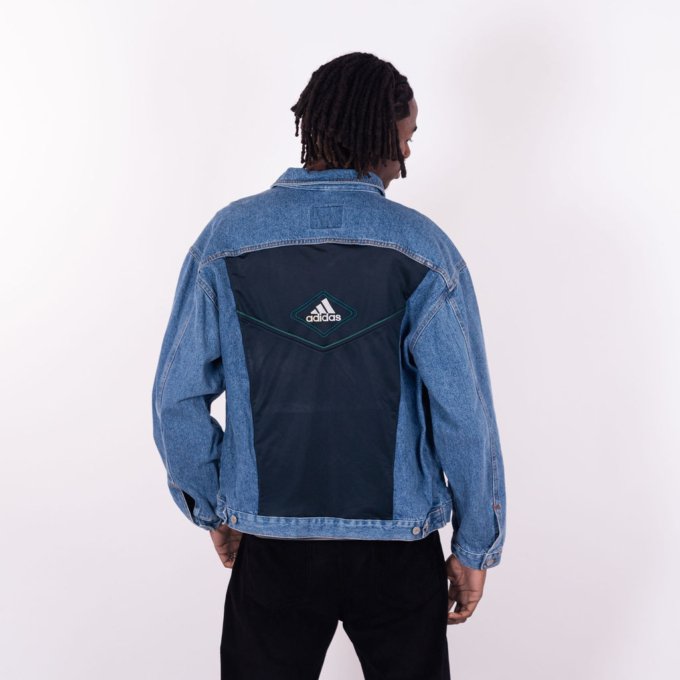 Veste en jean Adidas upcyclée verte avec logo brodé en losange et liseré émeraude - dos