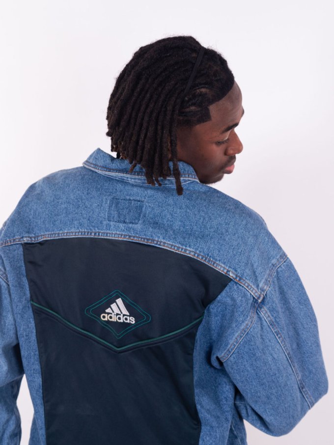 Veste en jean Adidas upcyclée verte avec logo brodé en losange et liseré émeraude - détail dos upcycling