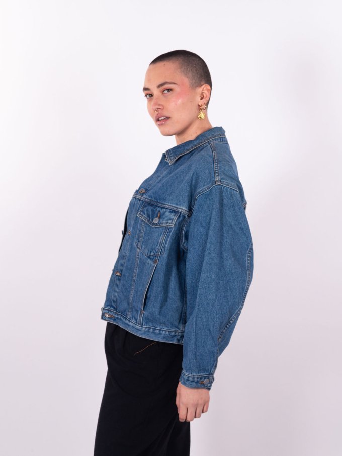 Veste en jeans upcycling Reebok blanche et grise avec logo brodé - profil