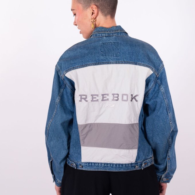 Veste en jeans upcycling Reebok blanche et grise avec logo brodé - dos