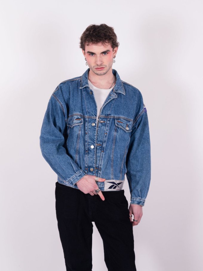 Veste en jeans upcycling Reebok bleu et gris avec logo brodé - face