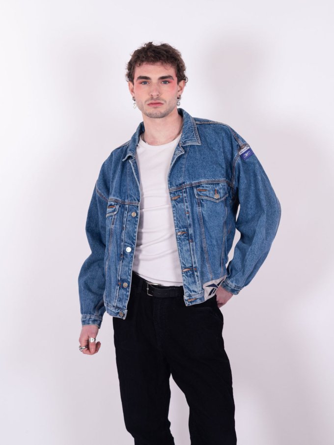 Veste en jeans upcycling Reebok bleu et gris avec logo brodé - face