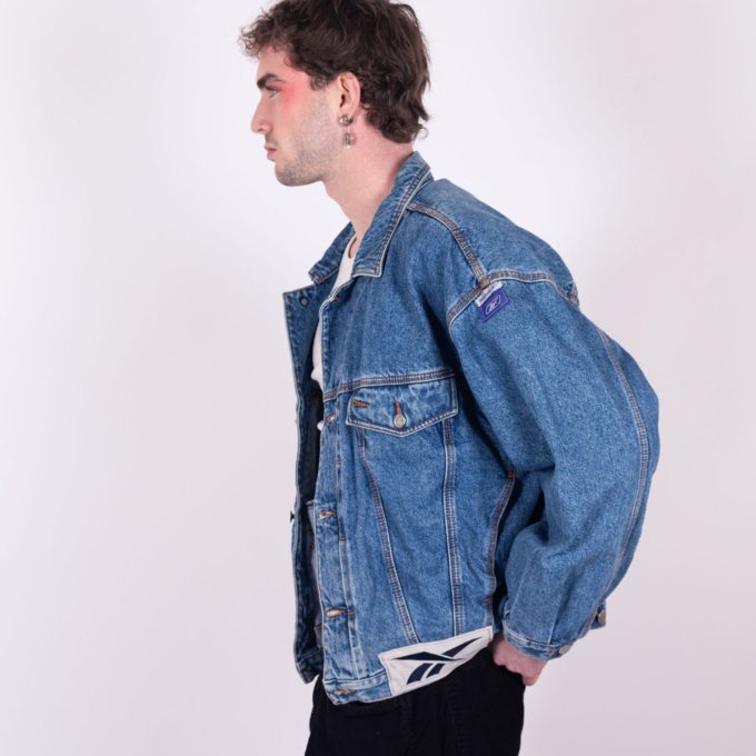 Veste en jeans upcycling Reebok bleu et gris avec logo brodé - profil