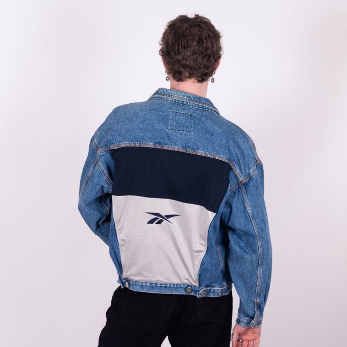 Veste en jeans upcycling Reebok bleu et gris avec logo brodé - dos