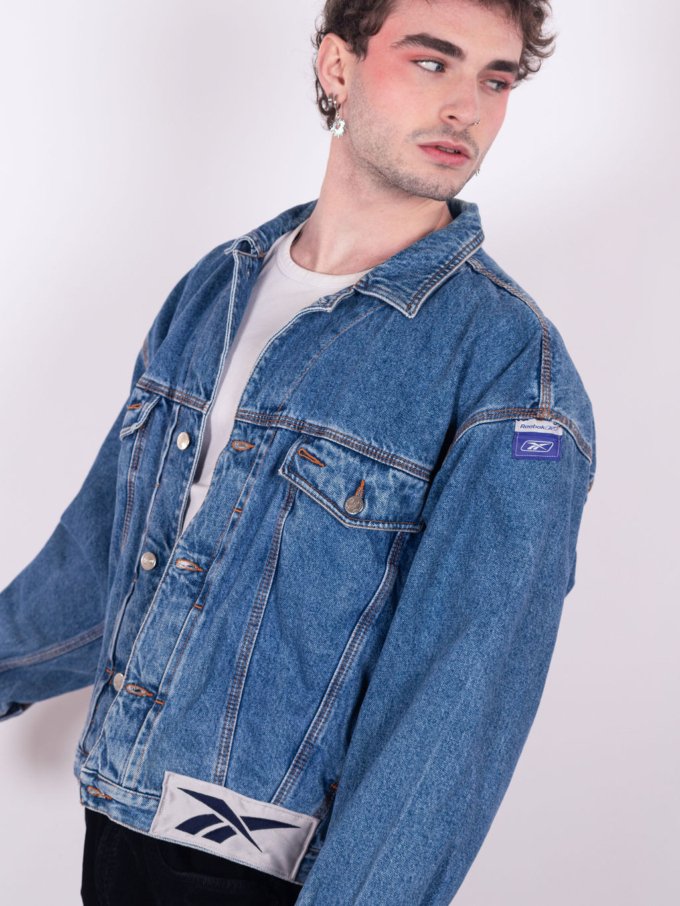 Veste en jeans upcycling Reebok bleu et gris avec logo brodé - détail manche logo