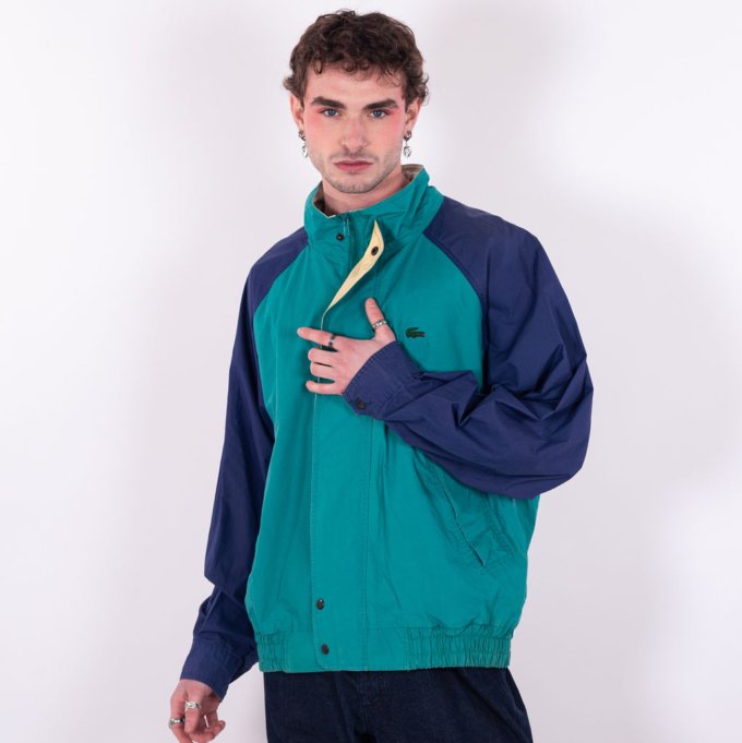 Veste Lacoste vintage turquoise et bleue avec logo crocodile brodé, boutons pressions et élastique à la taille - face