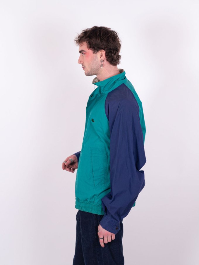 Veste Lacoste vintage turquoise et bleue avec logo crocodile brodé, boutons pressions et élastique à la taille - profil