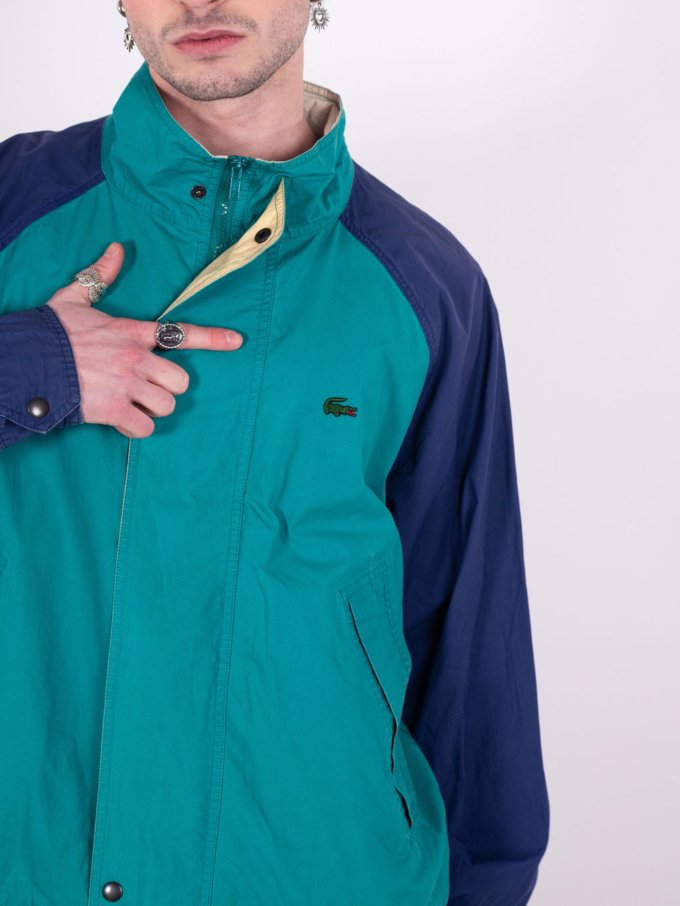 Veste Lacoste vintage turquoise et bleue avec logo crocodile brodé, boutons pressions et élastique à la taille - détails logo avant