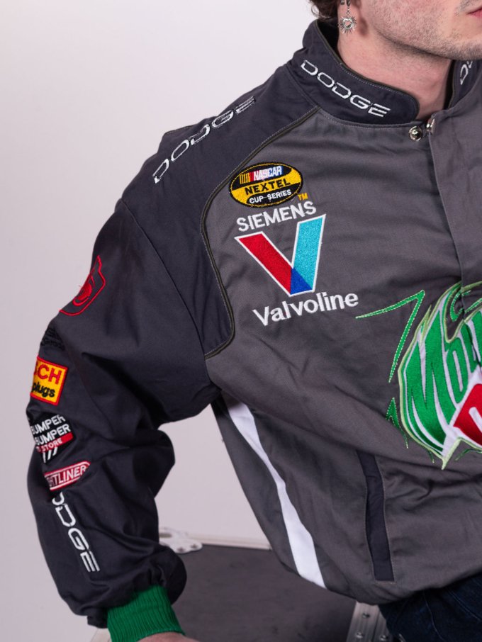 Veste vintage NASCAR Mountain Dew grise, verte et rouge avec logos brodés - détail logo