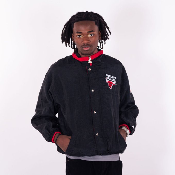 Veste NBA Chicago Bulls vintage Starter noire avec détails rouges, logo brodé, patch NBA et fermeture éclair premium - face