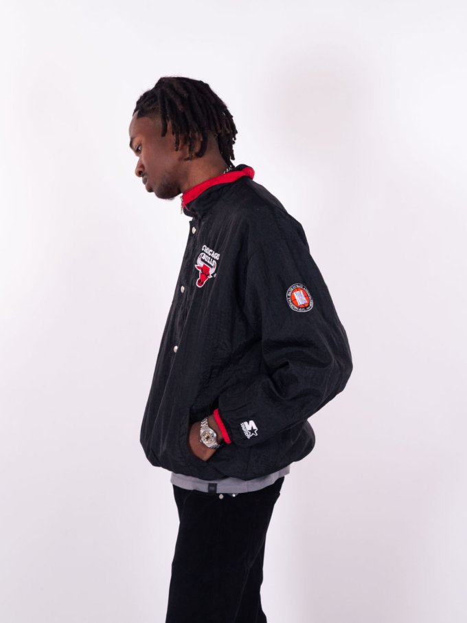 Veste NBA Chicago Bulls vintage Starter noire avec détails rouges, logo brodé, patch NBA et fermeture éclair premium - profil