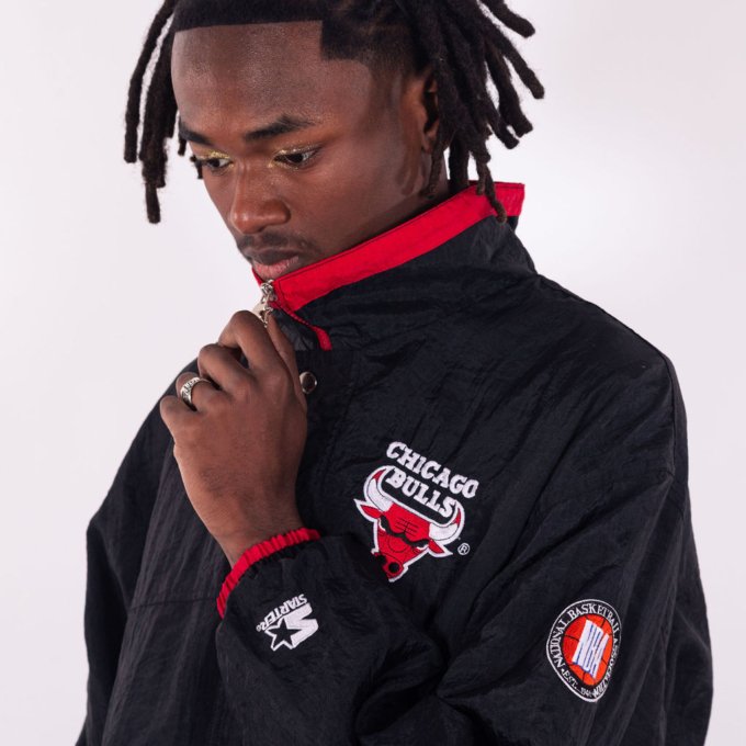 Veste NBA Chicago Bulls vintage Starter noire avec détails rouges, logo brodé, patch NBA et fermeture éclair premium - détails logos