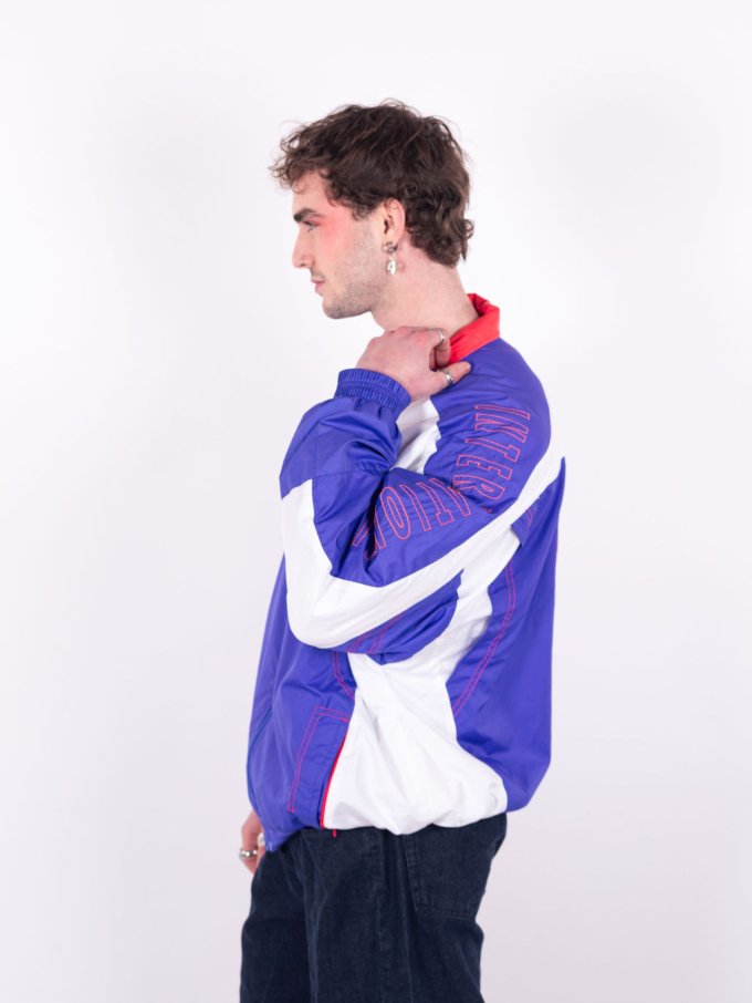 Veste Nike International vintage bleu et blanc avec broderies et détails rose fluo - profil