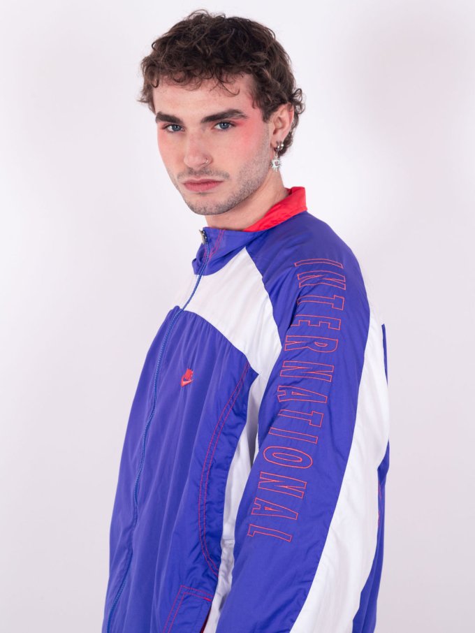 Veste Nike International vintage bleu et blanc avec broderies et détails rose fluo - détail broderie manche