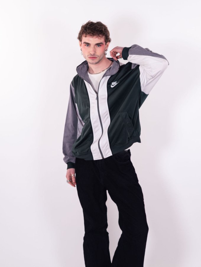 Veste Nike vintage verte, grise et blanche avec logo brodé et design emblématique - face