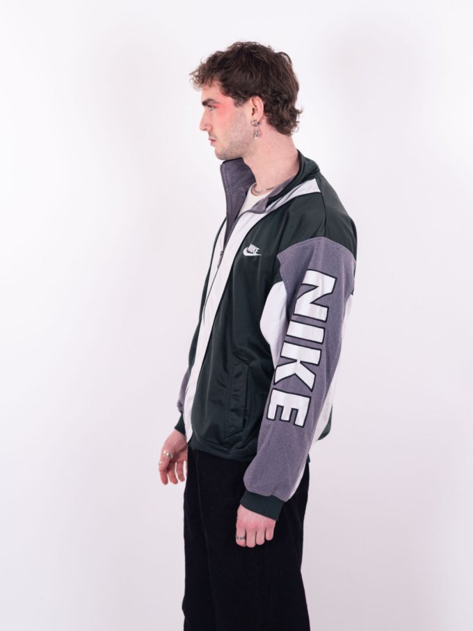 Veste Nike vintage verte, grise et blanche avec logo brodé et design emblématique - profil