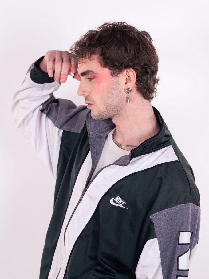 Veste Nike vintage verte, grise et blanche avec logo brodé et design emblématique - détails logo avant