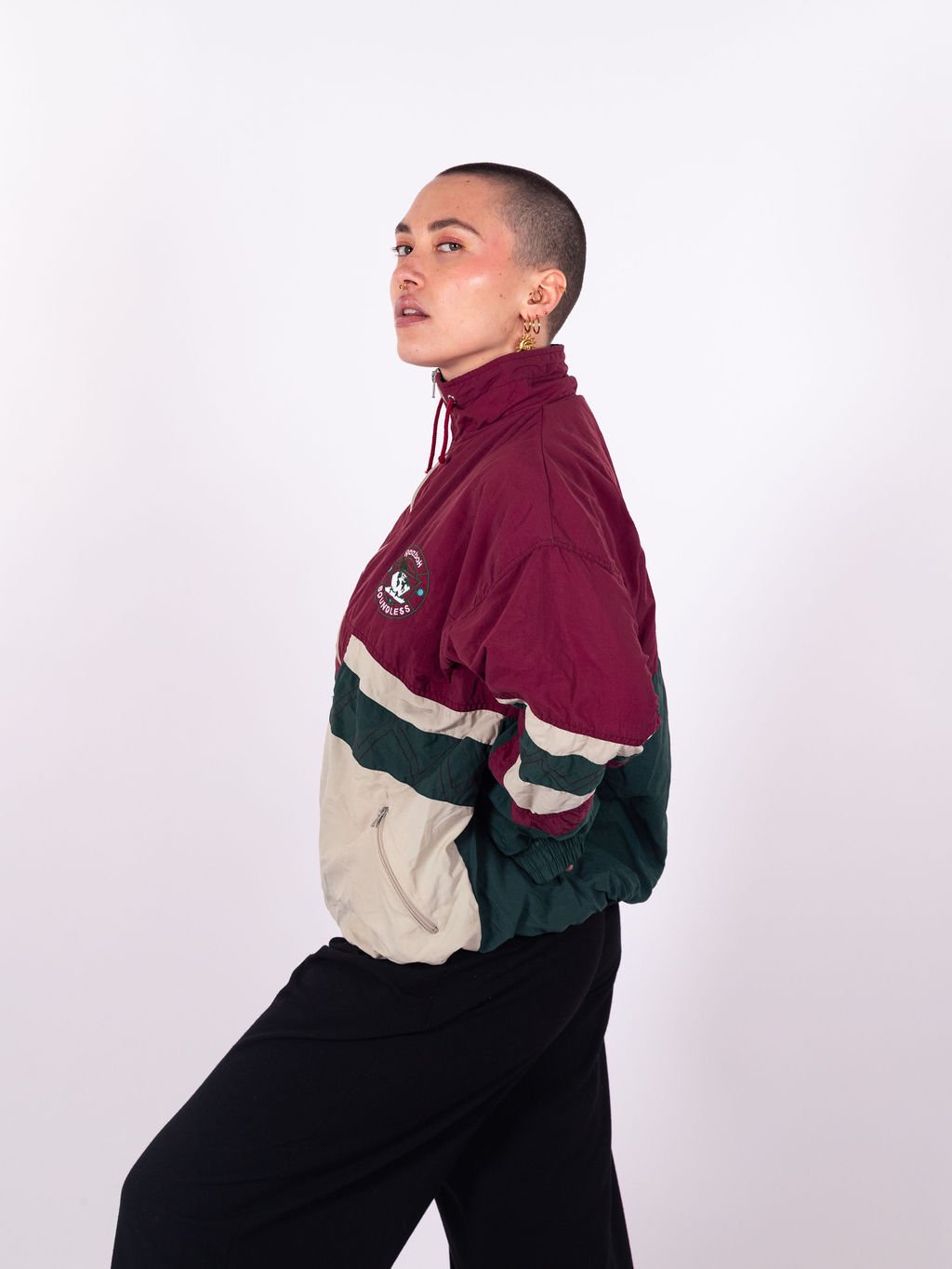 Veste Reebok vintage bordeaux crème et verte avec logo brodé et cordon de serrage - profil