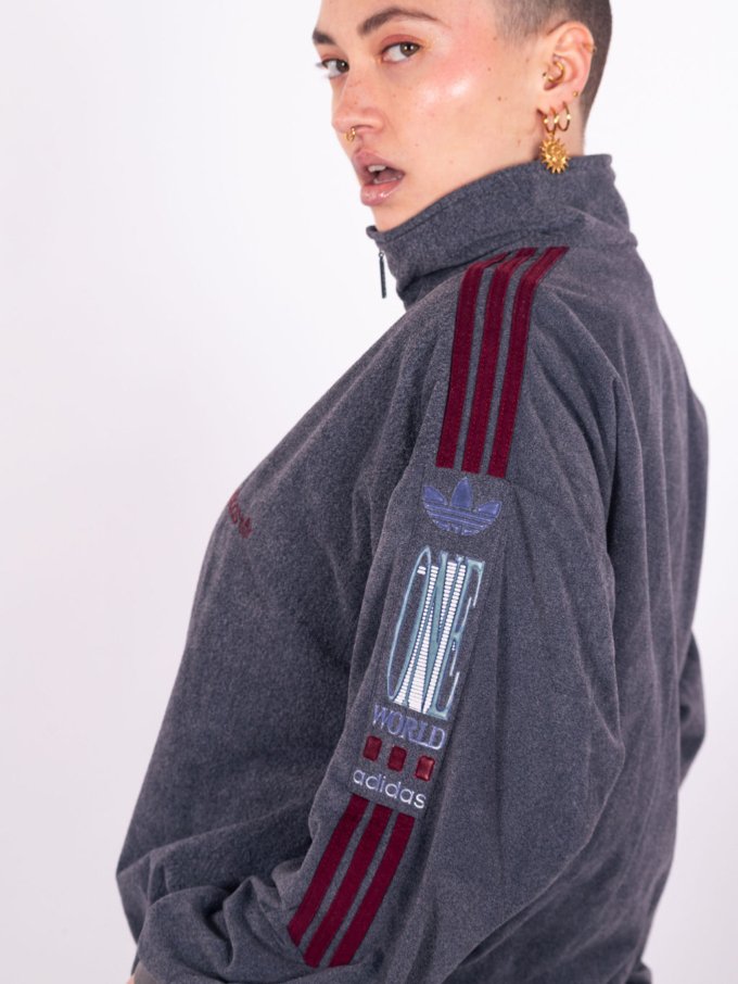 Veste vintage Adidas-One World de couleur grise et bordeaux - détail manche