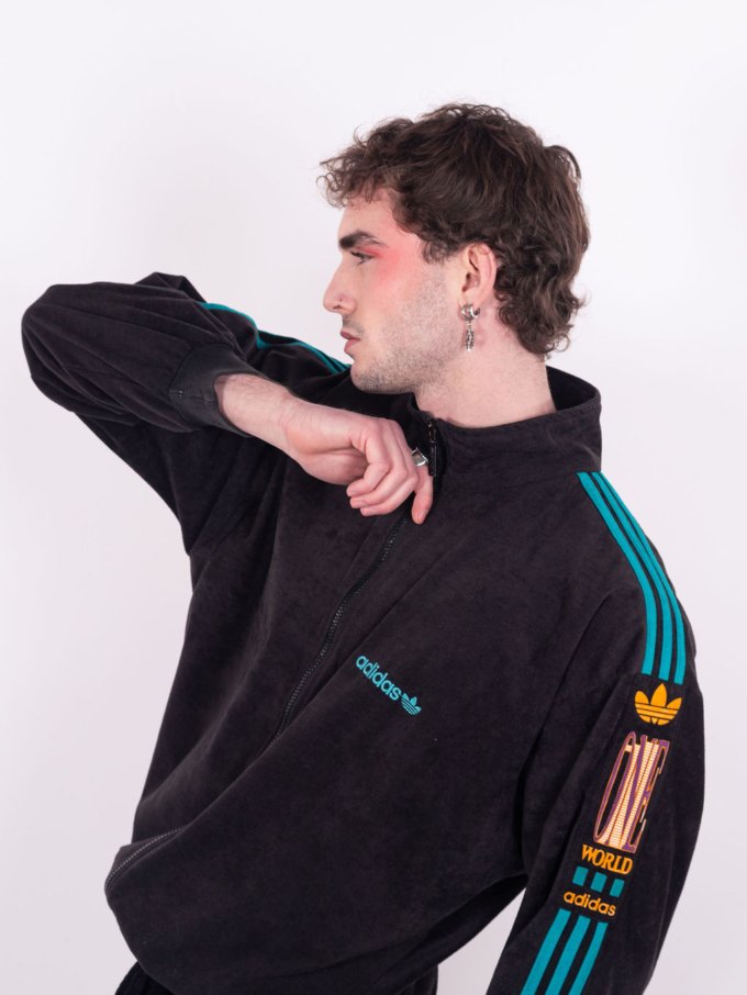 Veste vintage Adidas-One World de couleur noire et turquoise - détails manche