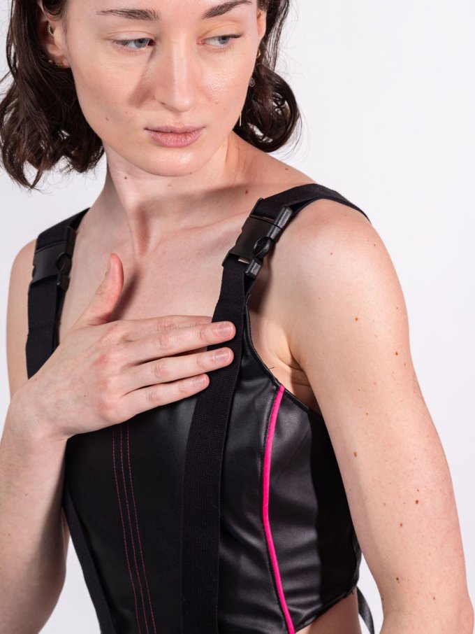 corset techno upcycling noir et rose fluo simili cuir